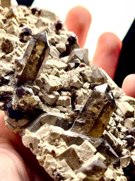 Quarzo fumè e granato almandino su albite