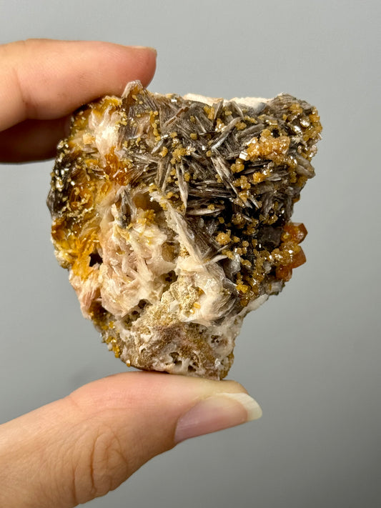Vanadinite su barite nera - Marocco