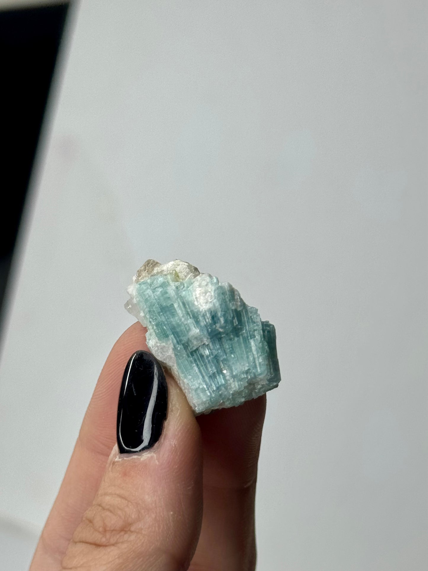 Tormalina celeste su matrice