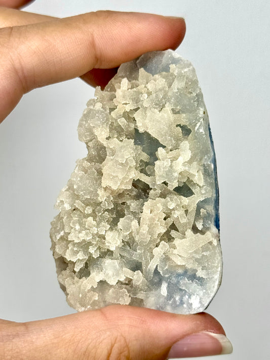 Calcedonio blu sugar stalattitico con apofillite
