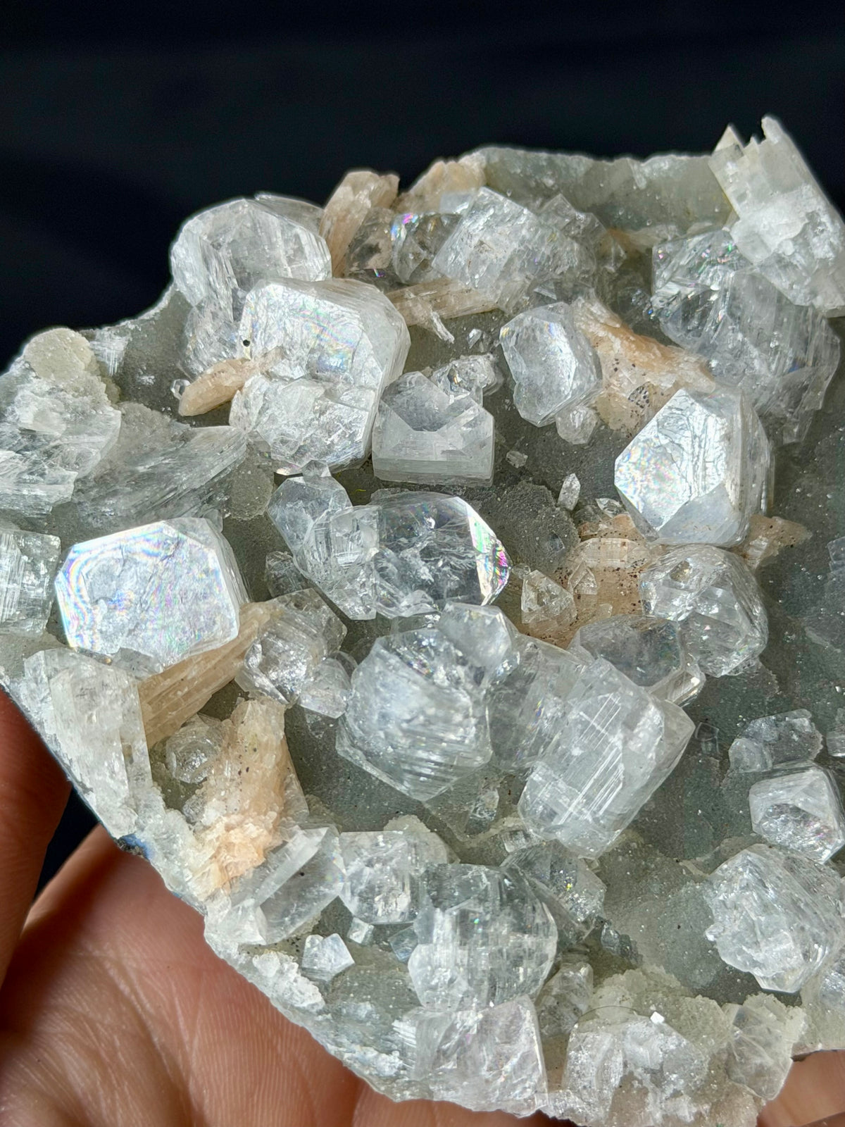 Apofillite trasparente con Stilbite su Calcedonio grigio