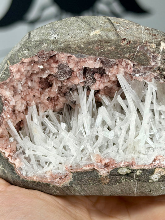 Geode di heulandite rosa e scolecite