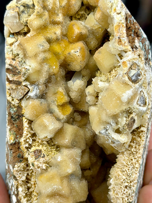 Calcite cubica con crescita secondaria