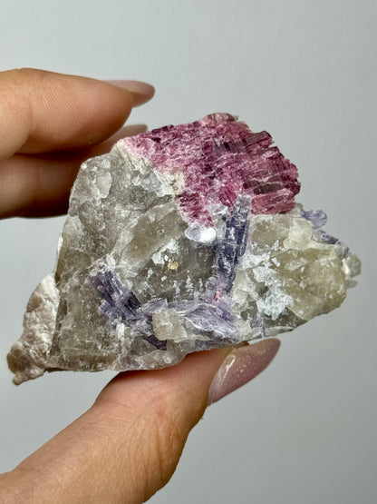 Quarzo citrino grezzo tormalina rosa e mica viola dal Brasile
