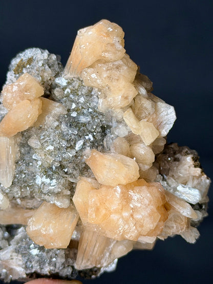 Stilbite color pesca su Calcedonio grigio