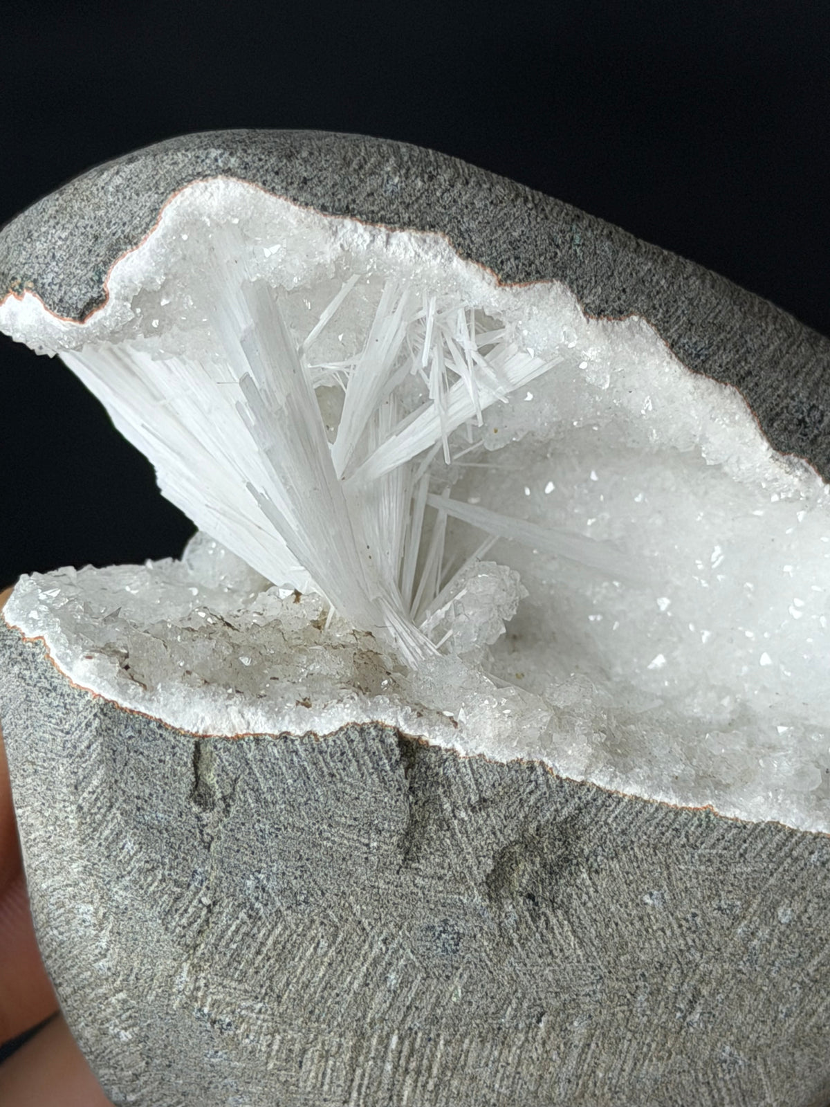 Geode di quarzo con scolecite