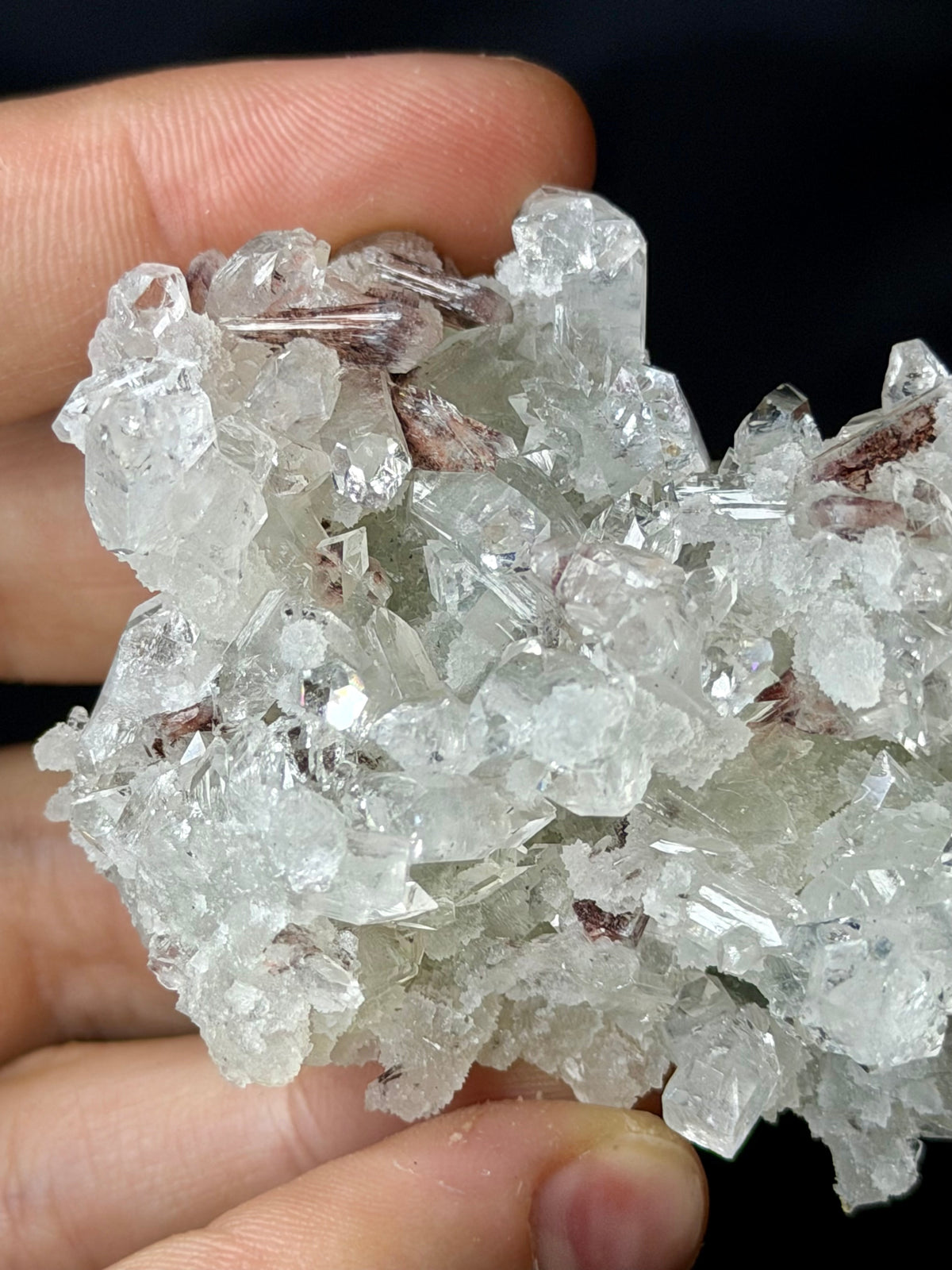 Apofillite trasparente con stilbite /inclusioni di Ematite