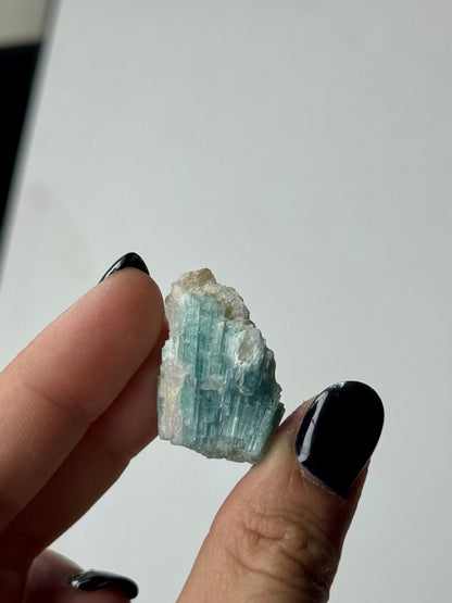 Tormalina celeste su matrice