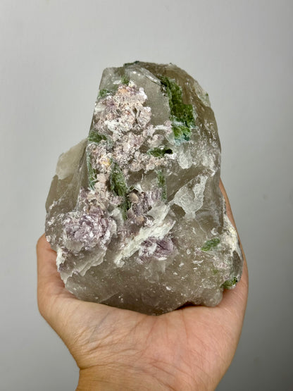 Quarzo citrino con tormalina verde e lepidolite viola