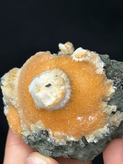 Thomsonite arancione