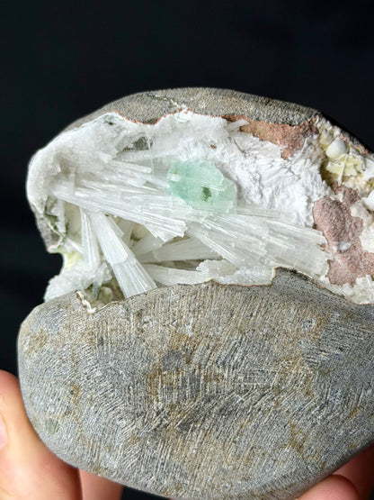 Geode con Scolecite e Apofillite verde