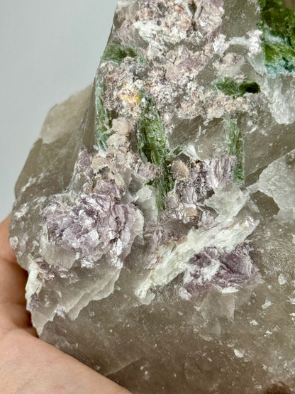 Quarzo citrino con tormalina verde e lepidolite viola