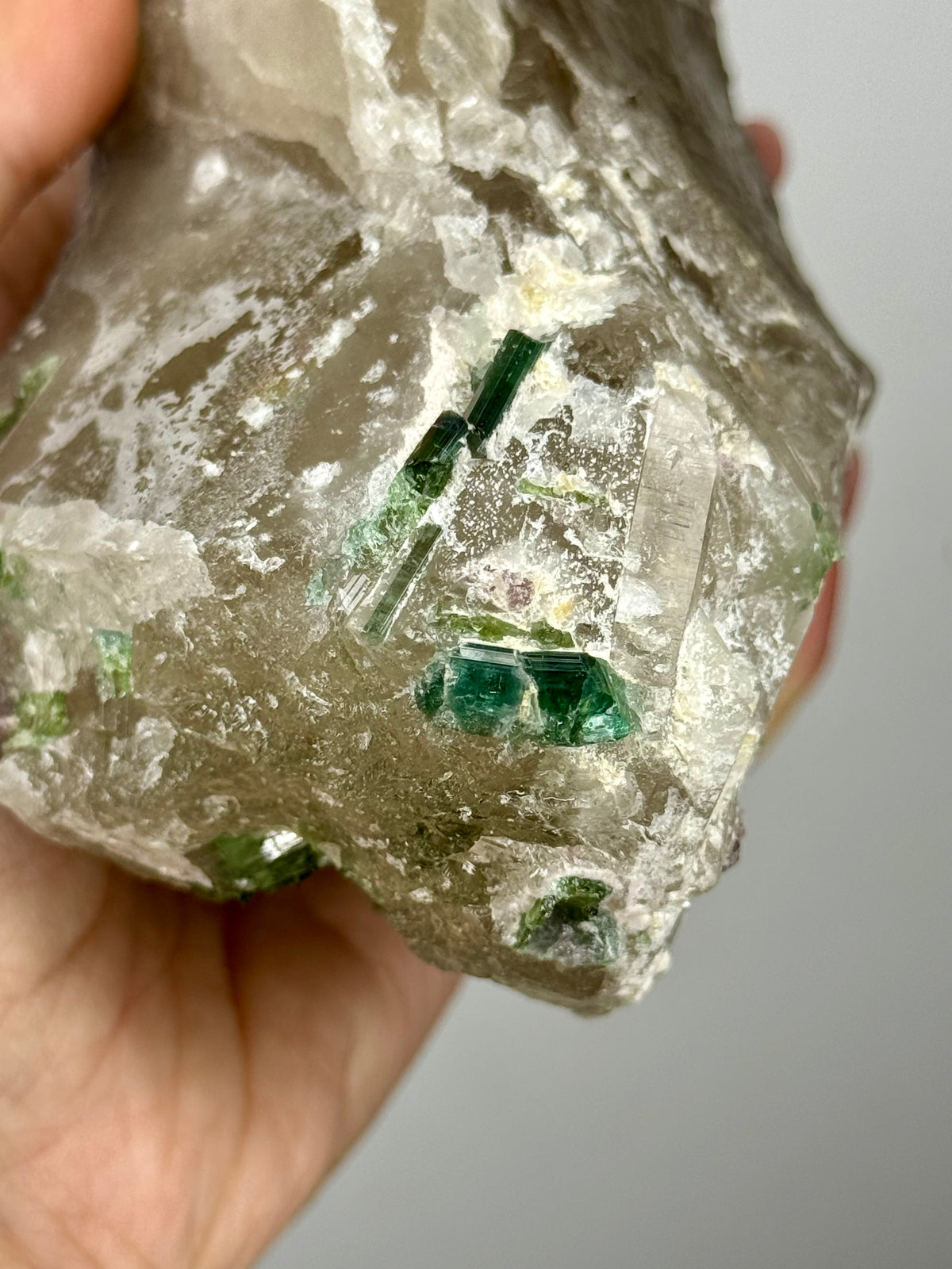 Quarzo citrino con tormalina verde e lepidolite viola