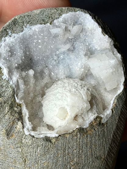 Geode con Okenite e Apofillite