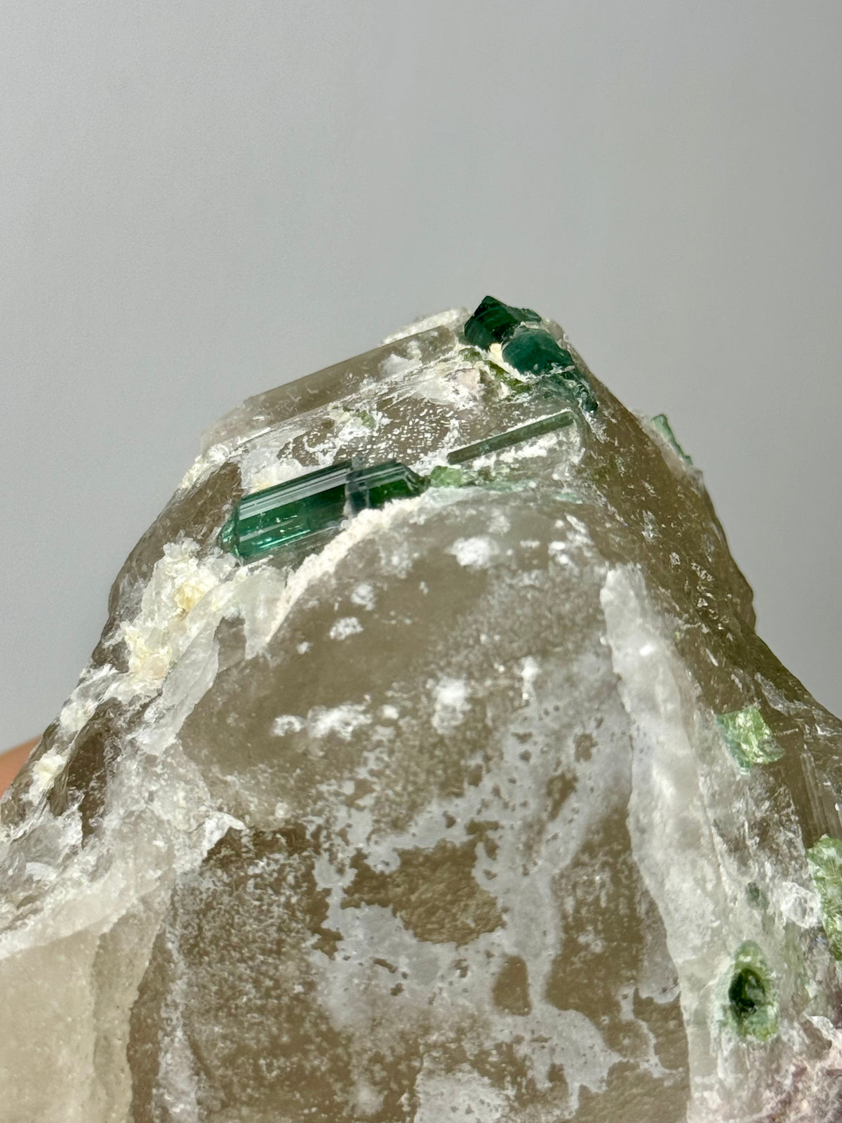 Quarzo citrino con tormalina verde e lepidolite viola