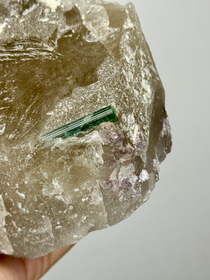 Quarzo citrino con tormalina verde e lepidolite viola