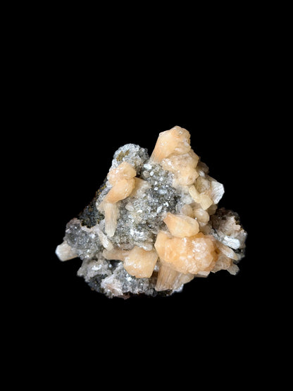 Stilbite color pesca su Calcedonio grigio