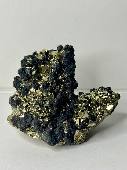 Pirite Octaedrica con Sfalerite Nera